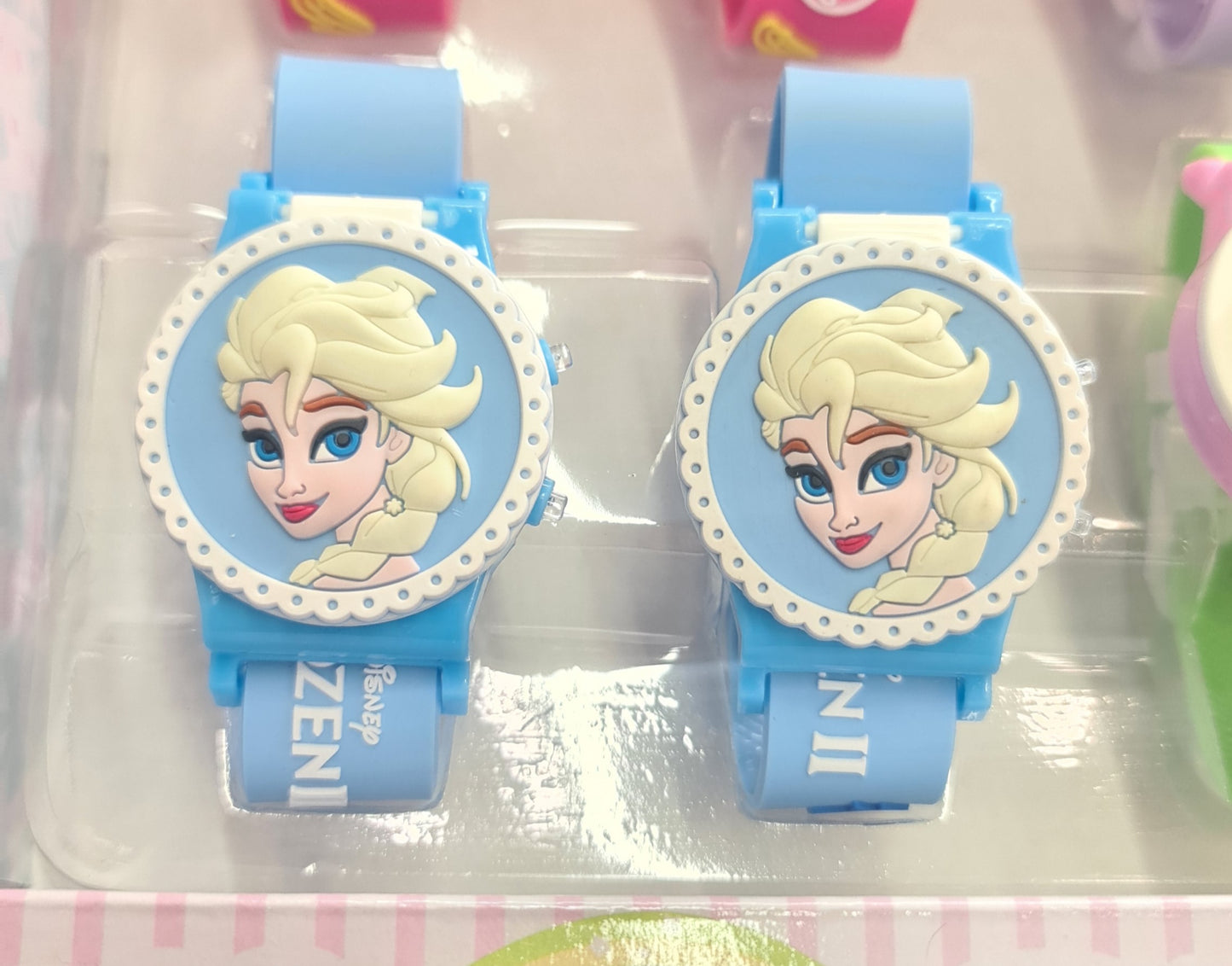 WS310.54Disney children watch frozen